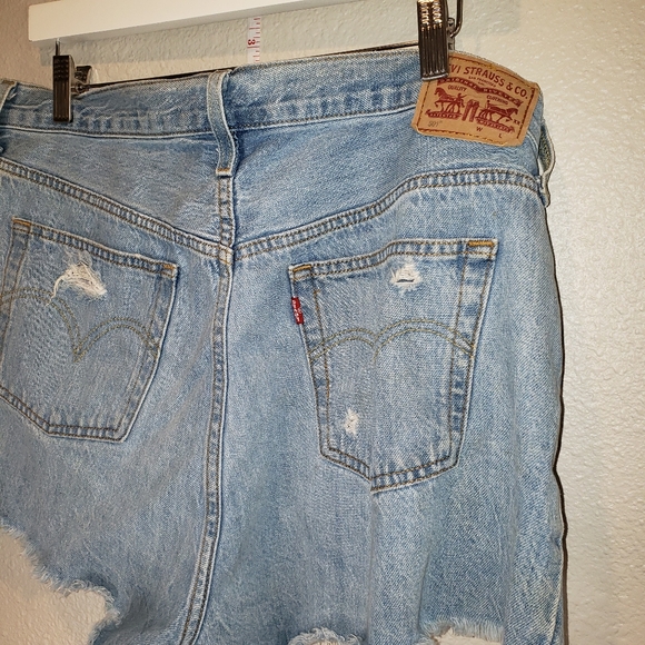 Levi Shorts - Picture 3 of 5